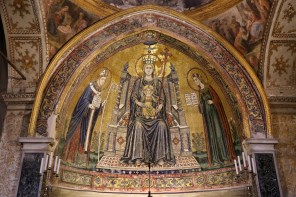 성모자와 베네벤토의 성 야누아리오와 성녀 레스티투타_by Lello da Orvieto_photo by Sailko_in the Cathedral of Santa Maria Assunta in Napoli_Italy.jpg